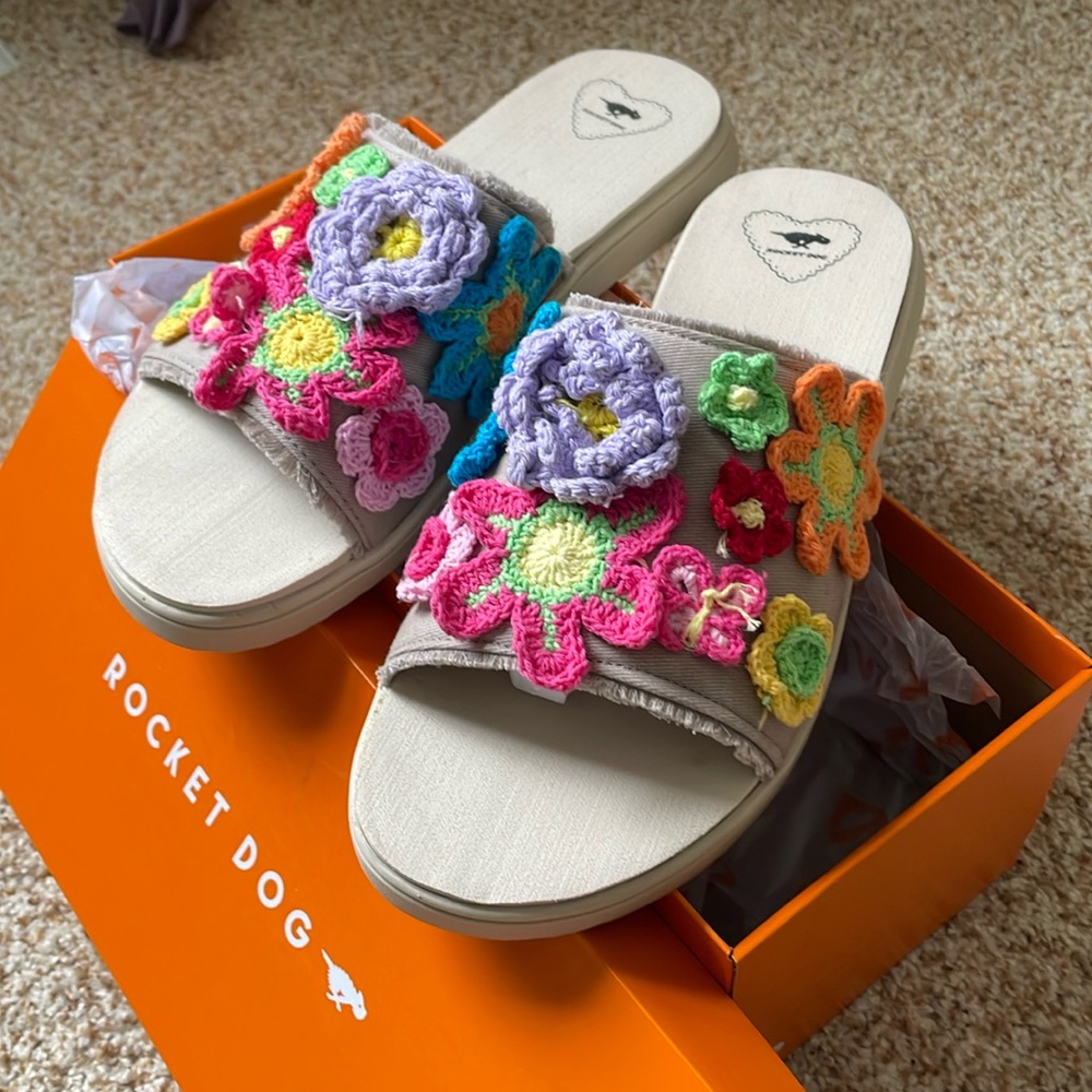 Rocket Dog crochet on canvas flowers slides NEW in box